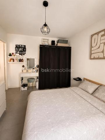 EXCLUSIVITÉ – Vallauris centre – 2 pièces en rez-de-jardin dans résidence récente de 2019

Au cœur de Vallauris, dans une résidence récente de 2019, venez découvrir en exclusivité ce agréable 2 pièces en rez-de-jardin de 38m² environ, complété par une belle terrasse de 12 m² et un jardin privatif de 33 m².

L’appartement se compose d’une entrée, d’un séjour avec cuisine ouverte d’environ 18 m², d’une chambre d’environ 12 m², ainsi que d’une salle d’eau avec WC.

À l’extérieur, vous profiterez d’un véritable prolongement de l’espace de vie grâce à une terrasse conviviale et un jardin agréable, offrant un cadre appréciable au quotidien.

Le bien est actuellement loué, avec un loyer mensuel de 746,50 € provision de charges comprises (de 50€) jusqu'en 08 2029, sauf départ avancé de la locataire.
Un box privatif en sous sol. 

Un bien idéal pour un investisseur recherchant un appartement récent, bien agencé, avec extérieur, situé au centre de Vallauris, à proximité des commodités.