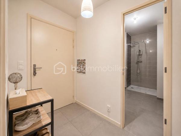 EXCLUSIVITÉ – Vallauris centre – 2 pièces en rez-de-jardin dans résidence récente de 2019

Au cœur de Vallauris, dans une résidence récente de 2019, venez découvrir en exclusivité ce agréable 2 pièces en rez-de-jardin de 38m² environ, complété par une belle terrasse de 12 m² et un jardin privatif de 33 m².

L’appartement se compose d’une entrée, d’un séjour avec cuisine ouverte d’environ 18 m², d’une chambre d’environ 12 m², ainsi que d’une salle d’eau avec WC.

À l’extérieur, vous profiterez d’un véritable prolongement de l’espace de vie grâce à une terrasse conviviale et un jardin agréable, offrant un cadre appréciable au quotidien.

Le bien est actuellement loué, avec un loyer mensuel de 746,50 € provision de charges comprises (de 50€) jusqu'en 08 2029, sauf départ avancé de la locataire.
Un box privatif en sous sol. 

Un bien idéal pour un investisseur recherchant un appartement récent, bien agencé, avec extérieur, situé au centre de Vallauris, à proximité des commodités.
