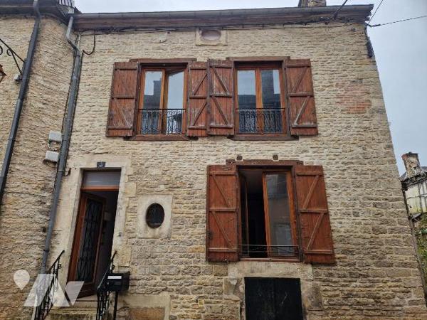 A vendre à Bar-sur- Aube,  à 10 min du parc Nigloland, 15 min du Mémorial Charles De Gaulle, 20...