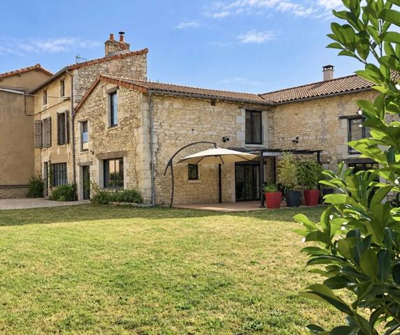BELLE MAISON NEN PIERRE 325 m2 MIREBEAU