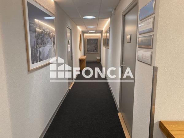 Location Local commercial 1 pièce 61.9 m² - 30 RUE DE GREBELIN La Roche Sur Foron 74800