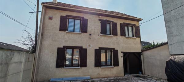 MAISON FAMILLIALE DE 6 CHAMBRES AVEC DEPENDANCES