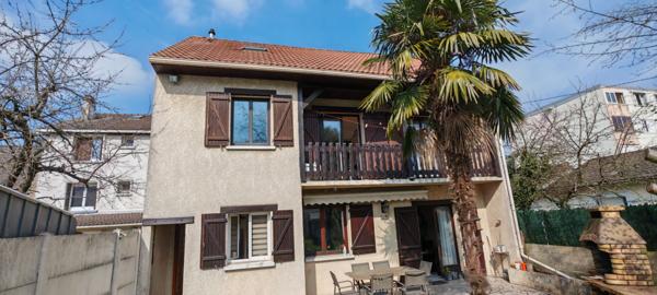 MAISON FAMILLIALE DE 6 CHAMBRES AVEC DEPENDANCES