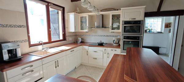 MAISON FAMILLIALE DE 6 CHAMBRES AVEC DEPENDANCES