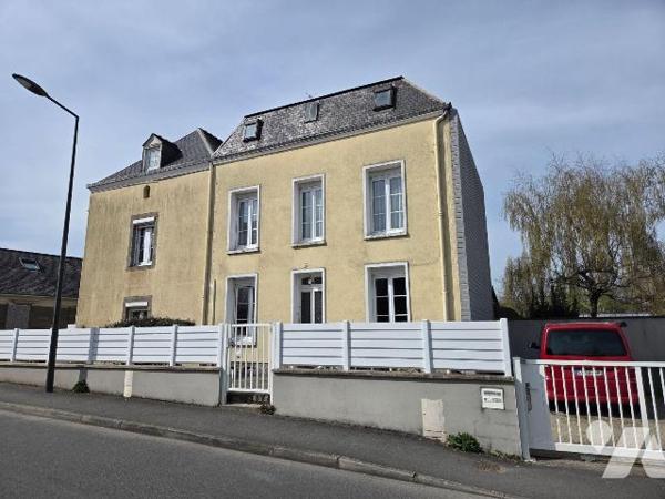 MAYENNE ville, ensemble de  deux maisons d'habitations avec chacune du terrain. 

Une premièr...