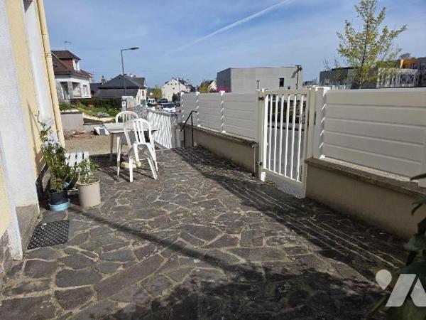 MAYENNE ville, ensemble de  deux maisons d'habitations avec chacune du terrain. 

Une premièr...