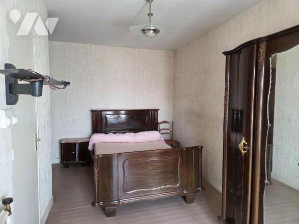 MAYENNE ville, ensemble de  deux maisons d'habitations avec chacune du terrain. 

Une premièr...