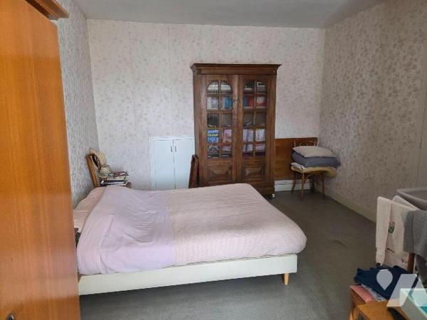 MAYENNE ville, ensemble de  deux maisons d'habitations avec chacune du terrain. 

Une premièr...