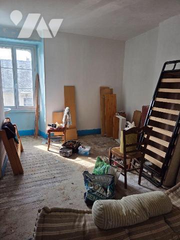 MAYENNE ville, ensemble de  deux maisons d'habitations avec chacune du terrain. 

Une premièr...