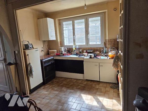 MAYENNE ville, ensemble de  deux maisons d'habitations avec chacune du terrain. 

Une premièr...