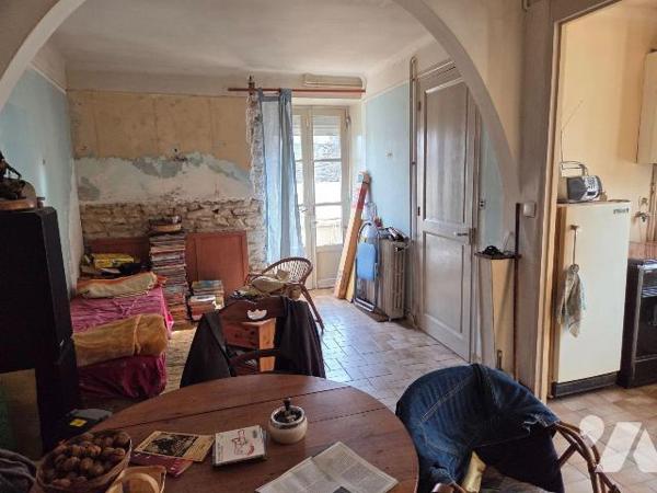 MAYENNE ville, ensemble de  deux maisons d'habitations avec chacune du terrain. 

Une premièr...