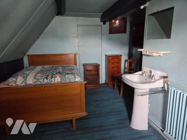 MAYENNE ville, ensemble de  deux maisons d'habitations avec chacune du terrain. 

Une premièr...