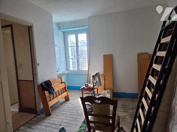 MAYENNE ville, ensemble de  deux maisons d'habitations avec chacune du terrain. 

Une premièr...