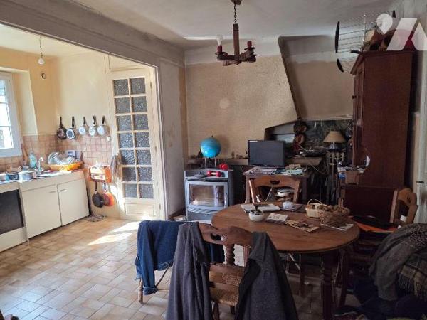 MAYENNE ville, ensemble de  deux maisons d'habitations avec chacune du terrain. 

Une premièr...