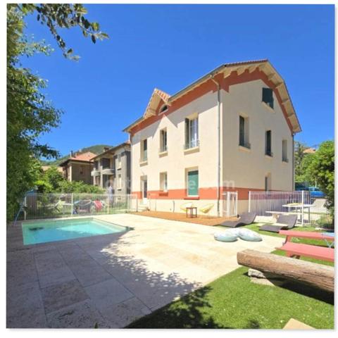 A Vendre : Élégante demeure des années 30 avec piscine, deux logements