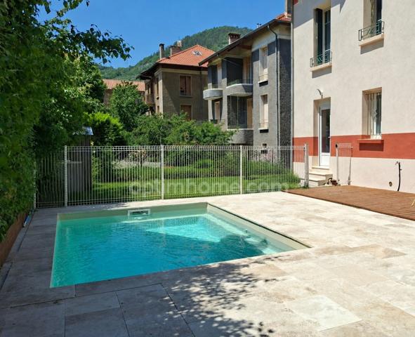 A Vendre : Élégante demeure des années 30 avec piscine, deux logements