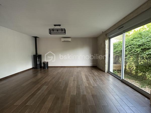 À St Pierre Des Corps et à seulement 7 min de Tours, découvrez cette maison pleine de charme entièrement rénovée en 2022, alliant cachet de l’ancien et confort moderne.
 100 m² parfaitement optimisés
en rez de chausée : Belle pièce de vie lumineuse avec cuisine ouverte et îlot central, cellier, wc
À l'étage : pallier desservant , une salle d'eau , 2 chambres, un bureau /dressing pouvant être modifié en chambre d'enfant
Terrasse extérieur de 35 m² + jardin intime sans vis-à-vis, stationnement dans la cour.
Environnement privilégié : au calme, à 400 m des bords de Loire, proche écoles, gare TGV et commodités.
Confort moderne : pompe à chaleur + poêle à granulés, maison clé en main, aucun travaux à prévoir.