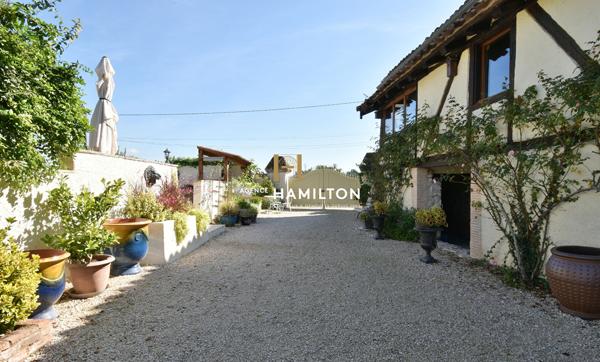 SUPERBE LONGERE AVEC PISCINE ET GARAGE AU PIEDS DE CORDES Cordes sur ciel