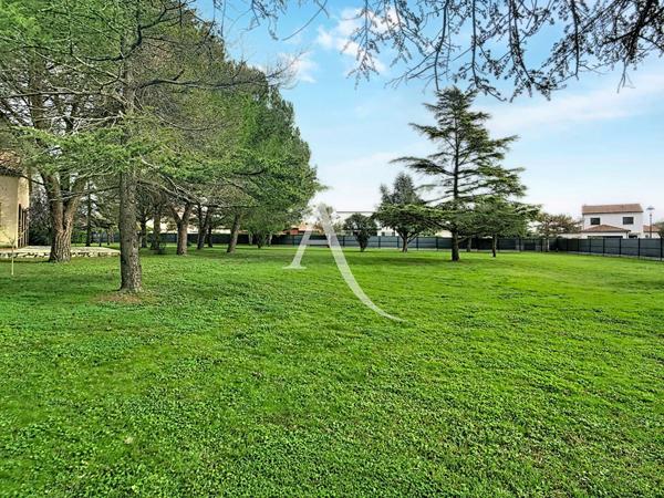 Villa avec parc arboré