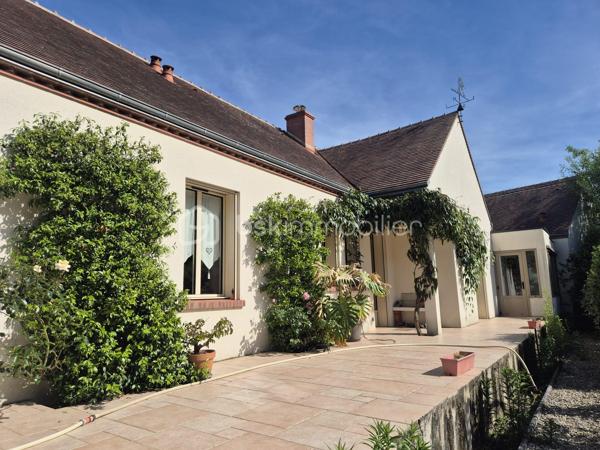 CHÉCY. Dans un environnement calme tout en restant proche des commodités, Sylvain Le Goff vous propose cette belle maison familiale de plain-pied de 124 m², édifiée sur un terrain de 1 010 m². Idéalement agencée, elle offre une circulation fluide et de nombreux espaces de rangement.

Dès l'entrée, un astucieux sas d'accueil nommé, module d’articulation de la maison, dessert de façon indépendante quatre zones clés : l'accès extérieur principal, le jardin avec sa terrasse, la pièce de vie, ainsi qu'un vaste garage d'environ 51 m² (doté d'un accès aux combles).

L'espace de vie se compose d'un salon-séjour lumineux de 34 m², réchauffé par une cheminée avec insert. Dans son prolongement, un couloir distribue de manière fonctionnelle :

 - Une cuisine aménagée et équipée, avec accès direct à la terrasse, une buanderie pratique (comprenant une trappe pour le vide sanitaire et l'accès aux combles aménageables sur toute la surface de la maison)

 - Belles chambres (de 11 à 14 m²), dont une suite parentale privative disposant de sa propre salle d’eau (douche, lavabo et WC)

 - Une salle de bains principale avec douche, un WC indépendant.

Afin de vous faire une idée plus claire, je vous invite à me contacter pour échanger sur ce bien et programmer une visite.