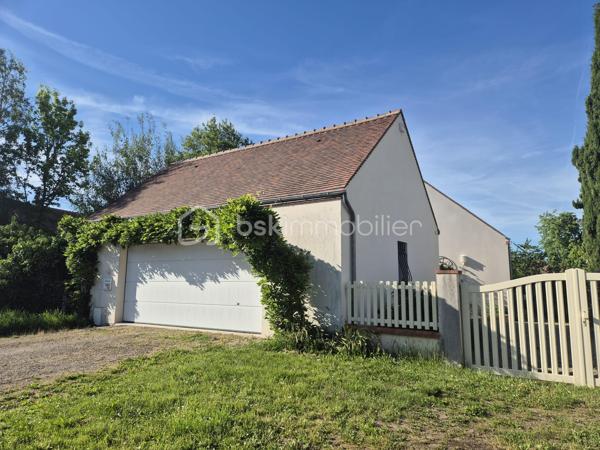 CHÉCY. Dans un environnement calme tout en restant proche des commodités, Sylvain Le Goff vous propose cette belle maison familiale de plain-pied de 124 m², édifiée sur un terrain de 1 010 m². Idéalement agencée, elle offre une circulation fluide et de nombreux espaces de rangement.

Dès l'entrée, un astucieux sas d'accueil nommé, module d’articulation de la maison, dessert de façon indépendante quatre zones clés : l'accès extérieur principal, le jardin avec sa terrasse, la pièce de vie, ainsi qu'un vaste garage d'environ 51 m² (doté d'un accès aux combles).

L'espace de vie se compose d'un salon-séjour lumineux de 34 m², réchauffé par une cheminée avec insert. Dans son prolongement, un couloir distribue de manière fonctionnelle :

 - Une cuisine aménagée et équipée, avec accès direct à la terrasse, une buanderie pratique (comprenant une trappe pour le vide sanitaire et l'accès aux combles aménageables sur toute la surface de la maison)

 - Belles chambres (de 11 à 14 m²), dont une suite parentale privative disposant de sa propre salle d’eau (douche, lavabo et WC)

 - Une salle de bains principale avec douche, un WC indépendant.

Afin de vous faire une idée plus claire, je vous invite à me contacter pour échanger sur ce bien et programmer une visite.