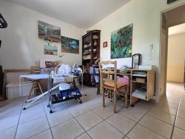 CHÉCY. Dans un environnement calme tout en restant proche des commodités, Sylvain Le Goff vous propose cette belle maison familiale de plain-pied de 124 m², édifiée sur un terrain de 1 010 m². Idéalement agencée, elle offre une circulation fluide et de nombreux espaces de rangement.

Dès l'entrée, un astucieux sas d'accueil nommé, module d’articulation de la maison, dessert de façon indépendante quatre zones clés : l'accès extérieur principal, le jardin avec sa terrasse, la pièce de vie, ainsi qu'un vaste garage d'environ 51 m² (doté d'un accès aux combles).

L'espace de vie se compose d'un salon-séjour lumineux de 34 m², réchauffé par une cheminée avec insert. Dans son prolongement, un couloir distribue de manière fonctionnelle :

 - Une cuisine aménagée et équipée, avec accès direct à la terrasse, une buanderie pratique (comprenant une trappe pour le vide sanitaire et l'accès aux combles aménageables sur toute la surface de la maison)

 - Belles chambres (de 11 à 14 m²), dont une suite parentale privative disposant de sa propre salle d’eau (douche, lavabo et WC)

 - Une salle de bains principale avec douche, un WC indépendant.

Afin de vous faire une idée plus claire, je vous invite à me contacter pour échanger sur ce bien et programmer une visite.