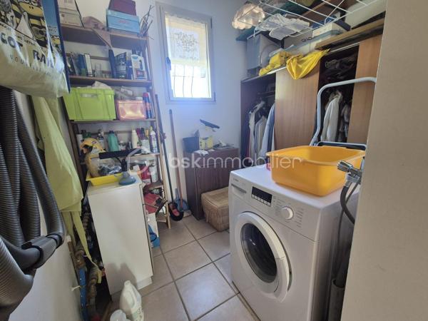 CHÉCY. Dans un environnement calme tout en restant proche des commodités, Sylvain Le Goff vous propose cette belle maison familiale de plain-pied de 124 m², édifiée sur un terrain de 1 010 m². Idéalement agencée, elle offre une circulation fluide et de nombreux espaces de rangement.

Dès l'entrée, un astucieux sas d'accueil nommé, module d’articulation de la maison, dessert de façon indépendante quatre zones clés : l'accès extérieur principal, le jardin avec sa terrasse, la pièce de vie, ainsi qu'un vaste garage d'environ 51 m² (doté d'un accès aux combles).

L'espace de vie se compose d'un salon-séjour lumineux de 34 m², réchauffé par une cheminée avec insert. Dans son prolongement, un couloir distribue de manière fonctionnelle :

 - Une cuisine aménagée et équipée, avec accès direct à la terrasse, une buanderie pratique (comprenant une trappe pour le vide sanitaire et l'accès aux combles aménageables sur toute la surface de la maison)

 - Belles chambres (de 11 à 14 m²), dont une suite parentale privative disposant de sa propre salle d’eau (douche, lavabo et WC)

 - Une salle de bains principale avec douche, un WC indépendant.

Afin de vous faire une idée plus claire, je vous invite à me contacter pour échanger sur ce bien et programmer une visite.