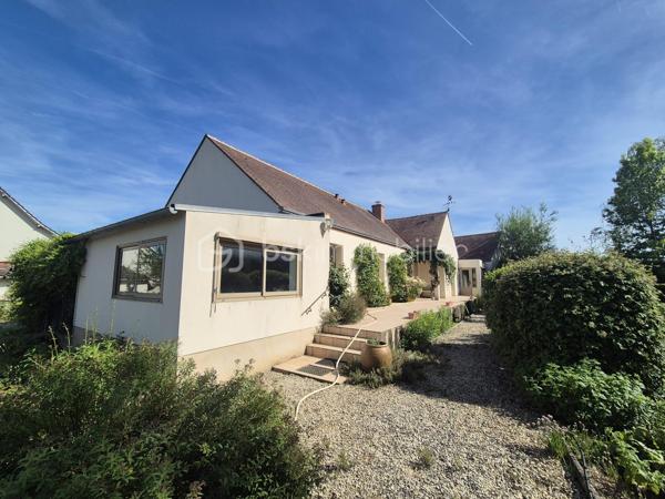 CHÉCY. Dans un environnement calme tout en restant proche des commodités, Sylvain Le Goff vous propose cette belle maison familiale de plain-pied de 124 m², édifiée sur un terrain de 1 010 m². Idéalement agencée, elle offre une circulation fluide et de nombreux espaces de rangement.

Dès l'entrée, un astucieux sas d'accueil nommé, module d’articulation de la maison, dessert de façon indépendante quatre zones clés : l'accès extérieur principal, le jardin avec sa terrasse, la pièce de vie, ainsi qu'un vaste garage d'environ 51 m² (doté d'un accès aux combles).

L'espace de vie se compose d'un salon-séjour lumineux de 34 m², réchauffé par une cheminée avec insert. Dans son prolongement, un couloir distribue de manière fonctionnelle :

 - Une cuisine aménagée et équipée, avec accès direct à la terrasse, une buanderie pratique (comprenant une trappe pour le vide sanitaire et l'accès aux combles aménageables sur toute la surface de la maison)

 - Belles chambres (de 11 à 14 m²), dont une suite parentale privative disposant de sa propre salle d’eau (douche, lavabo et WC)

 - Une salle de bains principale avec douche, un WC indépendant.

Afin de vous faire une idée plus claire, je vous invite à me contacter pour échanger sur ce bien et programmer une visite.
