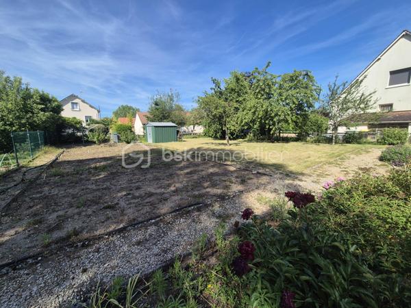 CHÉCY. Dans un environnement calme tout en restant proche des commodités, Sylvain Le Goff vous propose cette belle maison familiale de plain-pied de 124 m², édifiée sur un terrain de 1 010 m². Idéalement agencée, elle offre une circulation fluide et de nombreux espaces de rangement.

Dès l'entrée, un astucieux sas d'accueil nommé, module d’articulation de la maison, dessert de façon indépendante quatre zones clés : l'accès extérieur principal, le jardin avec sa terrasse, la pièce de vie, ainsi qu'un vaste garage d'environ 51 m² (doté d'un accès aux combles).

L'espace de vie se compose d'un salon-séjour lumineux de 34 m², réchauffé par une cheminée avec insert. Dans son prolongement, un couloir distribue de manière fonctionnelle :

 - Une cuisine aménagée et équipée, avec accès direct à la terrasse, une buanderie pratique (comprenant une trappe pour le vide sanitaire et l'accès aux combles aménageables sur toute la surface de la maison)

 - Belles chambres (de 11 à 14 m²), dont une suite parentale privative disposant de sa propre salle d’eau (douche, lavabo et WC)

 - Une salle de bains principale avec douche, un WC indépendant.

Afin de vous faire une idée plus claire, je vous invite à me contacter pour échanger sur ce bien et programmer une visite.