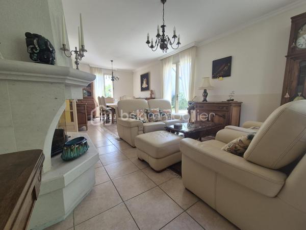 CHÉCY. Dans un environnement calme tout en restant proche des commodités, Sylvain Le Goff vous propose cette belle maison familiale de plain-pied de 124 m², édifiée sur un terrain de 1 010 m². Idéalement agencée, elle offre une circulation fluide et de nombreux espaces de rangement.

Dès l'entrée, un astucieux sas d'accueil nommé, module d’articulation de la maison, dessert de façon indépendante quatre zones clés : l'accès extérieur principal, le jardin avec sa terrasse, la pièce de vie, ainsi qu'un vaste garage d'environ 51 m² (doté d'un accès aux combles).

L'espace de vie se compose d'un salon-séjour lumineux de 34 m², réchauffé par une cheminée avec insert. Dans son prolongement, un couloir distribue de manière fonctionnelle :

 - Une cuisine aménagée et équipée, avec accès direct à la terrasse, une buanderie pratique (comprenant une trappe pour le vide sanitaire et l'accès aux combles aménageables sur toute la surface de la maison)

 - Belles chambres (de 11 à 14 m²), dont une suite parentale privative disposant de sa propre salle d’eau (douche, lavabo et WC)

 - Une salle de bains principale avec douche, un WC indépendant.

Afin de vous faire une idée plus claire, je vous invite à me contacter pour échanger sur ce bien et programmer une visite.
