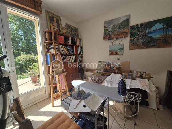 CHÉCY. Dans un environnement calme tout en restant proche des commodités, Sylvain Le Goff vous propose cette belle maison familiale de plain-pied de 124 m², édifiée sur un terrain de 1 010 m². Idéalement agencée, elle offre une circulation fluide et de nombreux espaces de rangement.

Dès l'entrée, un astucieux sas d'accueil nommé, module d’articulation de la maison, dessert de façon indépendante quatre zones clés : l'accès extérieur principal, le jardin avec sa terrasse, la pièce de vie, ainsi qu'un vaste garage d'environ 51 m² (doté d'un accès aux combles).

L'espace de vie se compose d'un salon-séjour lumineux de 34 m², réchauffé par une cheminée avec insert. Dans son prolongement, un couloir distribue de manière fonctionnelle :

 - Une cuisine aménagée et équipée, avec accès direct à la terrasse, une buanderie pratique (comprenant une trappe pour le vide sanitaire et l'accès aux combles aménageables sur toute la surface de la maison)

 - Belles chambres (de 11 à 14 m²), dont une suite parentale privative disposant de sa propre salle d’eau (douche, lavabo et WC)

 - Une salle de bains principale avec douche, un WC indépendant.

Afin de vous faire une idée plus claire, je vous invite à me contacter pour échanger sur ce bien et programmer une visite.