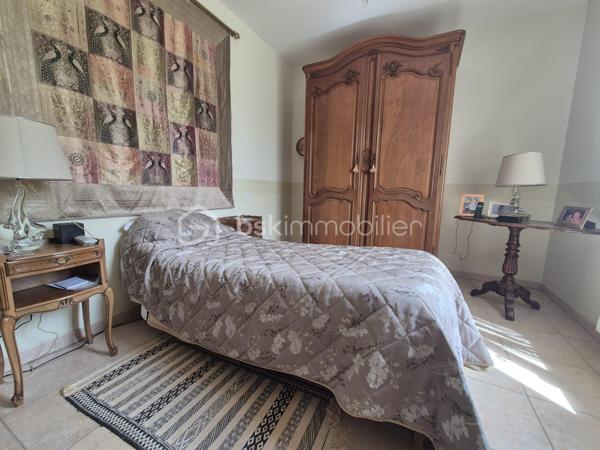 CHÉCY. Dans un environnement calme tout en restant proche des commodités, Sylvain Le Goff vous propose cette belle maison familiale de plain-pied de 124 m², édifiée sur un terrain de 1 010 m². Idéalement agencée, elle offre une circulation fluide et de nombreux espaces de rangement.

Dès l'entrée, un astucieux sas d'accueil nommé, module d’articulation de la maison, dessert de façon indépendante quatre zones clés : l'accès extérieur principal, le jardin avec sa terrasse, la pièce de vie, ainsi qu'un vaste garage d'environ 51 m² (doté d'un accès aux combles).

L'espace de vie se compose d'un salon-séjour lumineux de 34 m², réchauffé par une cheminée avec insert. Dans son prolongement, un couloir distribue de manière fonctionnelle :

 - Une cuisine aménagée et équipée, avec accès direct à la terrasse, une buanderie pratique (comprenant une trappe pour le vide sanitaire et l'accès aux combles aménageables sur toute la surface de la maison)

 - Belles chambres (de 11 à 14 m²), dont une suite parentale privative disposant de sa propre salle d’eau (douche, lavabo et WC)

 - Une salle de bains principale avec douche, un WC indépendant.

Afin de vous faire une idée plus claire, je vous invite à me contacter pour échanger sur ce bien et programmer une visite.