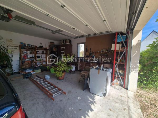 CHÉCY. Dans un environnement calme tout en restant proche des commodités, Sylvain Le Goff vous propose cette belle maison familiale de plain-pied de 124 m², édifiée sur un terrain de 1 010 m². Idéalement agencée, elle offre une circulation fluide et de nombreux espaces de rangement.

Dès l'entrée, un astucieux sas d'accueil nommé, module d’articulation de la maison, dessert de façon indépendante quatre zones clés : l'accès extérieur principal, le jardin avec sa terrasse, la pièce de vie, ainsi qu'un vaste garage d'environ 51 m² (doté d'un accès aux combles).

L'espace de vie se compose d'un salon-séjour lumineux de 34 m², réchauffé par une cheminée avec insert. Dans son prolongement, un couloir distribue de manière fonctionnelle :

 - Une cuisine aménagée et équipée, avec accès direct à la terrasse, une buanderie pratique (comprenant une trappe pour le vide sanitaire et l'accès aux combles aménageables sur toute la surface de la maison)

 - Belles chambres (de 11 à 14 m²), dont une suite parentale privative disposant de sa propre salle d’eau (douche, lavabo et WC)

 - Une salle de bains principale avec douche, un WC indépendant.

Afin de vous faire une idée plus claire, je vous invite à me contacter pour échanger sur ce bien et programmer une visite.