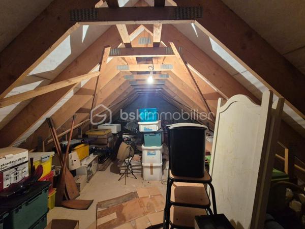 CHÉCY. Dans un environnement calme tout en restant proche des commodités, Sylvain Le Goff vous propose cette belle maison familiale de plain-pied de 124 m², édifiée sur un terrain de 1 010 m². Idéalement agencée, elle offre une circulation fluide et de nombreux espaces de rangement.

Dès l'entrée, un astucieux sas d'accueil nommé, module d’articulation de la maison, dessert de façon indépendante quatre zones clés : l'accès extérieur principal, le jardin avec sa terrasse, la pièce de vie, ainsi qu'un vaste garage d'environ 51 m² (doté d'un accès aux combles).

L'espace de vie se compose d'un salon-séjour lumineux de 34 m², réchauffé par une cheminée avec insert. Dans son prolongement, un couloir distribue de manière fonctionnelle :

 - Une cuisine aménagée et équipée, avec accès direct à la terrasse, une buanderie pratique (comprenant une trappe pour le vide sanitaire et l'accès aux combles aménageables sur toute la surface de la maison)

 - Belles chambres (de 11 à 14 m²), dont une suite parentale privative disposant de sa propre salle d’eau (douche, lavabo et WC)

 - Une salle de bains principale avec douche, un WC indépendant.

Afin de vous faire une idée plus claire, je vous invite à me contacter pour échanger sur ce bien et programmer une visite.
