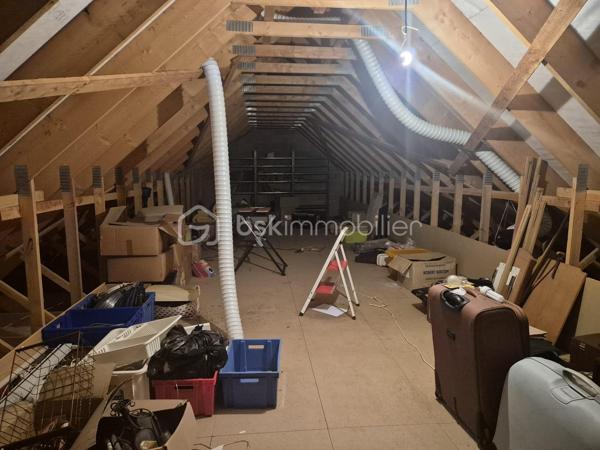 CHÉCY. Dans un environnement calme tout en restant proche des commodités, Sylvain Le Goff vous propose cette belle maison familiale de plain-pied de 124 m², édifiée sur un terrain de 1 010 m². Idéalement agencée, elle offre une circulation fluide et de nombreux espaces de rangement.

Dès l'entrée, un astucieux sas d'accueil nommé, module d’articulation de la maison, dessert de façon indépendante quatre zones clés : l'accès extérieur principal, le jardin avec sa terrasse, la pièce de vie, ainsi qu'un vaste garage d'environ 51 m² (doté d'un accès aux combles).

L'espace de vie se compose d'un salon-séjour lumineux de 34 m², réchauffé par une cheminée avec insert. Dans son prolongement, un couloir distribue de manière fonctionnelle :

 - Une cuisine aménagée et équipée, avec accès direct à la terrasse, une buanderie pratique (comprenant une trappe pour le vide sanitaire et l'accès aux combles aménageables sur toute la surface de la maison)

 - Belles chambres (de 11 à 14 m²), dont une suite parentale privative disposant de sa propre salle d’eau (douche, lavabo et WC)

 - Une salle de bains principale avec douche, un WC indépendant.

Afin de vous faire une idée plus claire, je vous invite à me contacter pour échanger sur ce bien et programmer une visite.