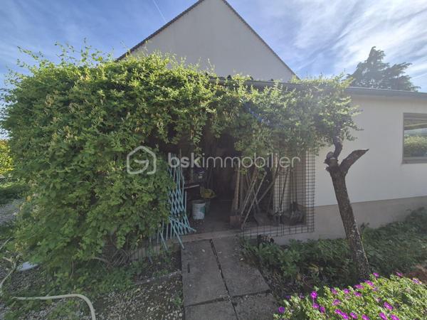 CHÉCY. Dans un environnement calme tout en restant proche des commodités, Sylvain Le Goff vous propose cette belle maison familiale de plain-pied de 124 m², édifiée sur un terrain de 1 010 m². Idéalement agencée, elle offre une circulation fluide et de nombreux espaces de rangement.

Dès l'entrée, un astucieux sas d'accueil nommé, module d’articulation de la maison, dessert de façon indépendante quatre zones clés : l'accès extérieur principal, le jardin avec sa terrasse, la pièce de vie, ainsi qu'un vaste garage d'environ 51 m² (doté d'un accès aux combles).

L'espace de vie se compose d'un salon-séjour lumineux de 34 m², réchauffé par une cheminée avec insert. Dans son prolongement, un couloir distribue de manière fonctionnelle :

 - Une cuisine aménagée et équipée, avec accès direct à la terrasse, une buanderie pratique (comprenant une trappe pour le vide sanitaire et l'accès aux combles aménageables sur toute la surface de la maison)

 - Belles chambres (de 11 à 14 m²), dont une suite parentale privative disposant de sa propre salle d’eau (douche, lavabo et WC)

 - Une salle de bains principale avec douche, un WC indépendant.

Afin de vous faire une idée plus claire, je vous invite à me contacter pour échanger sur ce bien et programmer une visite.