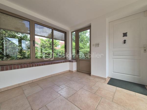 CHÉCY. Dans un environnement calme tout en restant proche des commodités, Sylvain Le Goff vous propose cette belle maison familiale de plain-pied de 124 m², édifiée sur un terrain de 1 010 m². Idéalement agencée, elle offre une circulation fluide et de nombreux espaces de rangement.

Dès l'entrée, un astucieux sas d'accueil nommé, module d’articulation de la maison, dessert de façon indépendante quatre zones clés : l'accès extérieur principal, le jardin avec sa terrasse, la pièce de vie, ainsi qu'un vaste garage d'environ 51 m² (doté d'un accès aux combles).

L'espace de vie se compose d'un salon-séjour lumineux de 34 m², réchauffé par une cheminée avec insert. Dans son prolongement, un couloir distribue de manière fonctionnelle :

 - Une cuisine aménagée et équipée, avec accès direct à la terrasse, une buanderie pratique (comprenant une trappe pour le vide sanitaire et l'accès aux combles aménageables sur toute la surface de la maison)

 - Belles chambres (de 11 à 14 m²), dont une suite parentale privative disposant de sa propre salle d’eau (douche, lavabo et WC)

 - Une salle de bains principale avec douche, un WC indépendant.

Afin de vous faire une idée plus claire, je vous invite à me contacter pour échanger sur ce bien et programmer une visite.