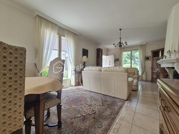 CHÉCY. Dans un environnement calme tout en restant proche des commodités, Sylvain Le Goff vous propose cette belle maison familiale de plain-pied de 124 m², édifiée sur un terrain de 1 010 m². Idéalement agencée, elle offre une circulation fluide et de nombreux espaces de rangement.

Dès l'entrée, un astucieux sas d'accueil nommé, module d’articulation de la maison, dessert de façon indépendante quatre zones clés : l'accès extérieur principal, le jardin avec sa terrasse, la pièce de vie, ainsi qu'un vaste garage d'environ 51 m² (doté d'un accès aux combles).

L'espace de vie se compose d'un salon-séjour lumineux de 34 m², réchauffé par une cheminée avec insert. Dans son prolongement, un couloir distribue de manière fonctionnelle :

 - Une cuisine aménagée et équipée, avec accès direct à la terrasse, une buanderie pratique (comprenant une trappe pour le vide sanitaire et l'accès aux combles aménageables sur toute la surface de la maison)

 - Belles chambres (de 11 à 14 m²), dont une suite parentale privative disposant de sa propre salle d’eau (douche, lavabo et WC)

 - Une salle de bains principale avec douche, un WC indépendant.

Afin de vous faire une idée plus claire, je vous invite à me contacter pour échanger sur ce bien et programmer une visite.