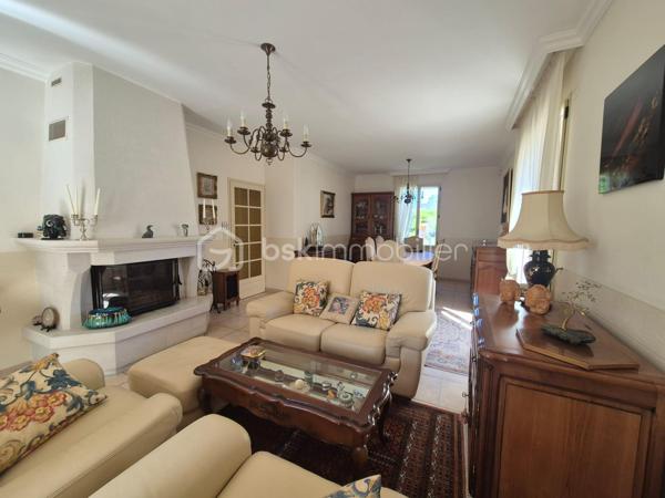 CHÉCY. Dans un environnement calme tout en restant proche des commodités, Sylvain Le Goff vous propose cette belle maison familiale de plain-pied de 124 m², édifiée sur un terrain de 1 010 m². Idéalement agencée, elle offre une circulation fluide et de nombreux espaces de rangement.

Dès l'entrée, un astucieux sas d'accueil nommé, module d’articulation de la maison, dessert de façon indépendante quatre zones clés : l'accès extérieur principal, le jardin avec sa terrasse, la pièce de vie, ainsi qu'un vaste garage d'environ 51 m² (doté d'un accès aux combles).

L'espace de vie se compose d'un salon-séjour lumineux de 34 m², réchauffé par une cheminée avec insert. Dans son prolongement, un couloir distribue de manière fonctionnelle :

 - Une cuisine aménagée et équipée, avec accès direct à la terrasse, une buanderie pratique (comprenant une trappe pour le vide sanitaire et l'accès aux combles aménageables sur toute la surface de la maison)

 - Belles chambres (de 11 à 14 m²), dont une suite parentale privative disposant de sa propre salle d’eau (douche, lavabo et WC)

 - Une salle de bains principale avec douche, un WC indépendant.

Afin de vous faire une idée plus claire, je vous invite à me contacter pour échanger sur ce bien et programmer une visite.