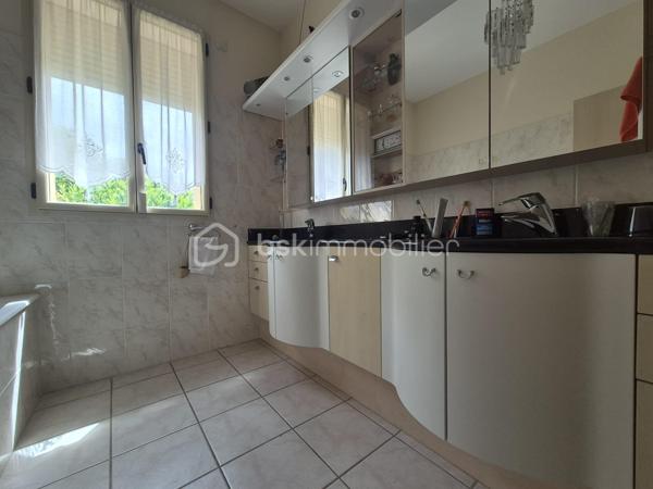 CHÉCY. Dans un environnement calme tout en restant proche des commodités, Sylvain Le Goff vous propose cette belle maison familiale de plain-pied de 124 m², édifiée sur un terrain de 1 010 m². Idéalement agencée, elle offre une circulation fluide et de nombreux espaces de rangement.

Dès l'entrée, un astucieux sas d'accueil nommé, module d’articulation de la maison, dessert de façon indépendante quatre zones clés : l'accès extérieur principal, le jardin avec sa terrasse, la pièce de vie, ainsi qu'un vaste garage d'environ 51 m² (doté d'un accès aux combles).

L'espace de vie se compose d'un salon-séjour lumineux de 34 m², réchauffé par une cheminée avec insert. Dans son prolongement, un couloir distribue de manière fonctionnelle :

 - Une cuisine aménagée et équipée, avec accès direct à la terrasse, une buanderie pratique (comprenant une trappe pour le vide sanitaire et l'accès aux combles aménageables sur toute la surface de la maison)

 - Belles chambres (de 11 à 14 m²), dont une suite parentale privative disposant de sa propre salle d’eau (douche, lavabo et WC)

 - Une salle de bains principale avec douche, un WC indépendant.

Afin de vous faire une idée plus claire, je vous invite à me contacter pour échanger sur ce bien et programmer une visite.