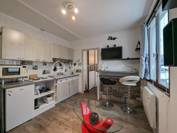 BERCK-PLAGE – Charmant studio aménagé avec goût
Idéal comme pied-à-terre en bord de mer ou pour un investissement locatif rentable grâce à son emplacement privilégié, permettant aussi bien la location saisonnière que la location étudiante.
Très lumineux, cet appartement de 2 pièces se compose d’une cuisine équipée, d’une salle d’eau avec douche, lavabo et WC, ainsi que d’une chambre indépendante, un véritable atout rare pour un studio.
Situé dans l’une des rues les plus emblématiques de Berck-Plage, à seulement 100 mètres de la plage et des commerces, il bénéficie d’un cadre de vie recherché et pratique.
Les fenêtres sont équipées de volets roulants électriques. La porte d’entrée et les radiateurs ont été récemment remplacés, offrant un confort appréciable.
Au 1er étage d’une petite copropriété bénévole, il profite de charges très faibles.
Visite virtuelle disponible sur demande.
Aucun travaux à prévoir : posez vos valises et profitez immédiatement de votre bien !
Les atouts :
À 100 m de la plage et des commerces 
Chambre indépendante (rare pour un studio) 
Très lumineux 
Cuisine équipée 
Faibles charges de copropriété 
Excellent potentiel locatif 
Visite virtuelle disponible sur demande 
Aucun travaux à prévoir