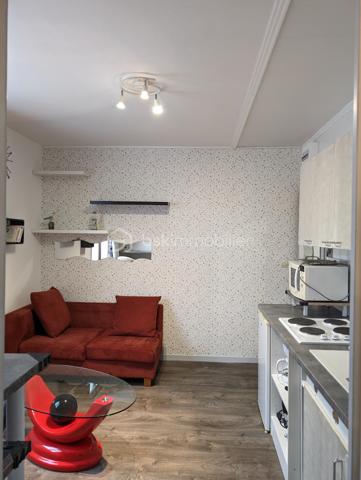 BERCK-PLAGE – Charmant studio aménagé avec goût
Idéal comme pied-à-terre en bord de mer ou pour un investissement locatif rentable grâce à son emplacement privilégié, permettant aussi bien la location saisonnière que la location étudiante.
Très lumineux, cet appartement de 2 pièces se compose d’une cuisine équipée, d’une salle d’eau avec douche, lavabo et WC, ainsi que d’une chambre indépendante, un véritable atout rare pour un studio.
Situé dans l’une des rues les plus emblématiques de Berck-Plage, à seulement 100 mètres de la plage et des commerces, il bénéficie d’un cadre de vie recherché et pratique.
Les fenêtres sont équipées de volets roulants électriques. La porte d’entrée et les radiateurs ont été récemment remplacés, offrant un confort appréciable.
Au 1er étage d’une petite copropriété bénévole, il profite de charges très faibles.
Visite virtuelle disponible sur demande.
Aucun travaux à prévoir : posez vos valises et profitez immédiatement de votre bien !
Les atouts :
À 100 m de la plage et des commerces 
Chambre indépendante (rare pour un studio) 
Très lumineux 
Cuisine équipée 
Faibles charges de copropriété 
Excellent potentiel locatif 
Visite virtuelle disponible sur demande 
Aucun travaux à prévoir