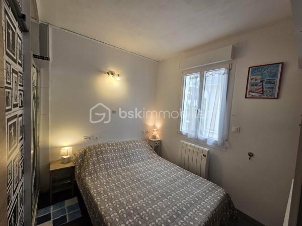BERCK-PLAGE – Charmant studio aménagé avec goût
Idéal comme pied-à-terre en bord de mer ou pour un investissement locatif rentable grâce à son emplacement privilégié, permettant aussi bien la location saisonnière que la location étudiante.
Très lumineux, cet appartement de 2 pièces se compose d’une cuisine équipée, d’une salle d’eau avec douche, lavabo et WC, ainsi que d’une chambre indépendante, un véritable atout rare pour un studio.
Situé dans l’une des rues les plus emblématiques de Berck-Plage, à seulement 100 mètres de la plage et des commerces, il bénéficie d’un cadre de vie recherché et pratique.
Les fenêtres sont équipées de volets roulants électriques. La porte d’entrée et les radiateurs ont été récemment remplacés, offrant un confort appréciable.
Au 1er étage d’une petite copropriété bénévole, il profite de charges très faibles.
Visite virtuelle disponible sur demande.
Aucun travaux à prévoir : posez vos valises et profitez immédiatement de votre bien !
Les atouts :
À 100 m de la plage et des commerces 
Chambre indépendante (rare pour un studio) 
Très lumineux 
Cuisine équipée 
Faibles charges de copropriété 
Excellent potentiel locatif 
Visite virtuelle disponible sur demande 
Aucun travaux à prévoir