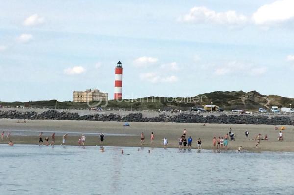 BERCK-PLAGE – Charmant studio aménagé avec goût
Idéal comme pied-à-terre en bord de mer ou pour un investissement locatif rentable grâce à son emplacement privilégié, permettant aussi bien la location saisonnière que la location étudiante.
Très lumineux, cet appartement de 2 pièces se compose d’une cuisine équipée, d’une salle d’eau avec douche, lavabo et WC, ainsi que d’une chambre indépendante, un véritable atout rare pour un studio.
Situé dans l’une des rues les plus emblématiques de Berck-Plage, à seulement 100 mètres de la plage et des commerces, il bénéficie d’un cadre de vie recherché et pratique.
Les fenêtres sont équipées de volets roulants électriques. La porte d’entrée et les radiateurs ont été récemment remplacés, offrant un confort appréciable.
Au 1er étage d’une petite copropriété bénévole, il profite de charges très faibles.
Visite virtuelle disponible sur demande.
Aucun travaux à prévoir : posez vos valises et profitez immédiatement de votre bien !
Les atouts :
À 100 m de la plage et des commerces 
Chambre indépendante (rare pour un studio) 
Très lumineux 
Cuisine équipée 
Faibles charges de copropriété 
Excellent potentiel locatif 
Visite virtuelle disponible sur demande 
Aucun travaux à prévoir