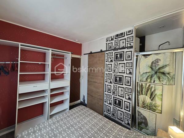 BERCK-PLAGE – Charmant studio aménagé avec goût
Idéal comme pied-à-terre en bord de mer ou pour un investissement locatif rentable grâce à son emplacement privilégié, permettant aussi bien la location saisonnière que la location étudiante.
Très lumineux, cet appartement de 2 pièces se compose d’une cuisine équipée, d’une salle d’eau avec douche, lavabo et WC, ainsi que d’une chambre indépendante, un véritable atout rare pour un studio.
Situé dans l’une des rues les plus emblématiques de Berck-Plage, à seulement 100 mètres de la plage et des commerces, il bénéficie d’un cadre de vie recherché et pratique.
Les fenêtres sont équipées de volets roulants électriques. La porte d’entrée et les radiateurs ont été récemment remplacés, offrant un confort appréciable.
Au 1er étage d’une petite copropriété bénévole, il profite de charges très faibles.
Visite virtuelle disponible sur demande.
Aucun travaux à prévoir : posez vos valises et profitez immédiatement de votre bien !
Les atouts :
À 100 m de la plage et des commerces 
Chambre indépendante (rare pour un studio) 
Très lumineux 
Cuisine équipée 
Faibles charges de copropriété 
Excellent potentiel locatif 
Visite virtuelle disponible sur demande 
Aucun travaux à prévoir