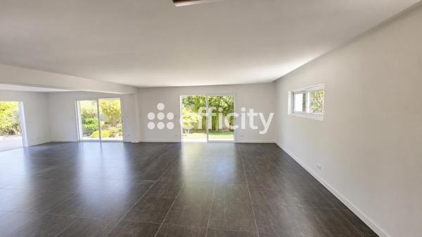 Local Commercial
         5 pièces
        - 342 m² 749 000 € *
