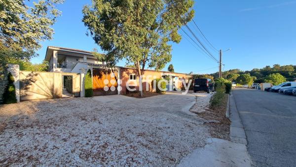 Local Commercial
         5 pièces
        - 342 m² 749 000 € *