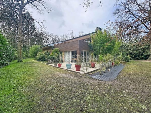 Maison 7 pièce(s), 263 m2 habitables terrain 3812m²