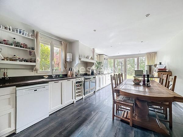 Maison 7 pièce(s), 263 m2 habitables terrain 3812m²