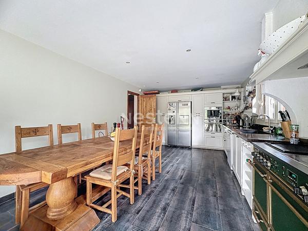 Maison 7 pièce(s), 263 m2 habitables terrain 3812m²